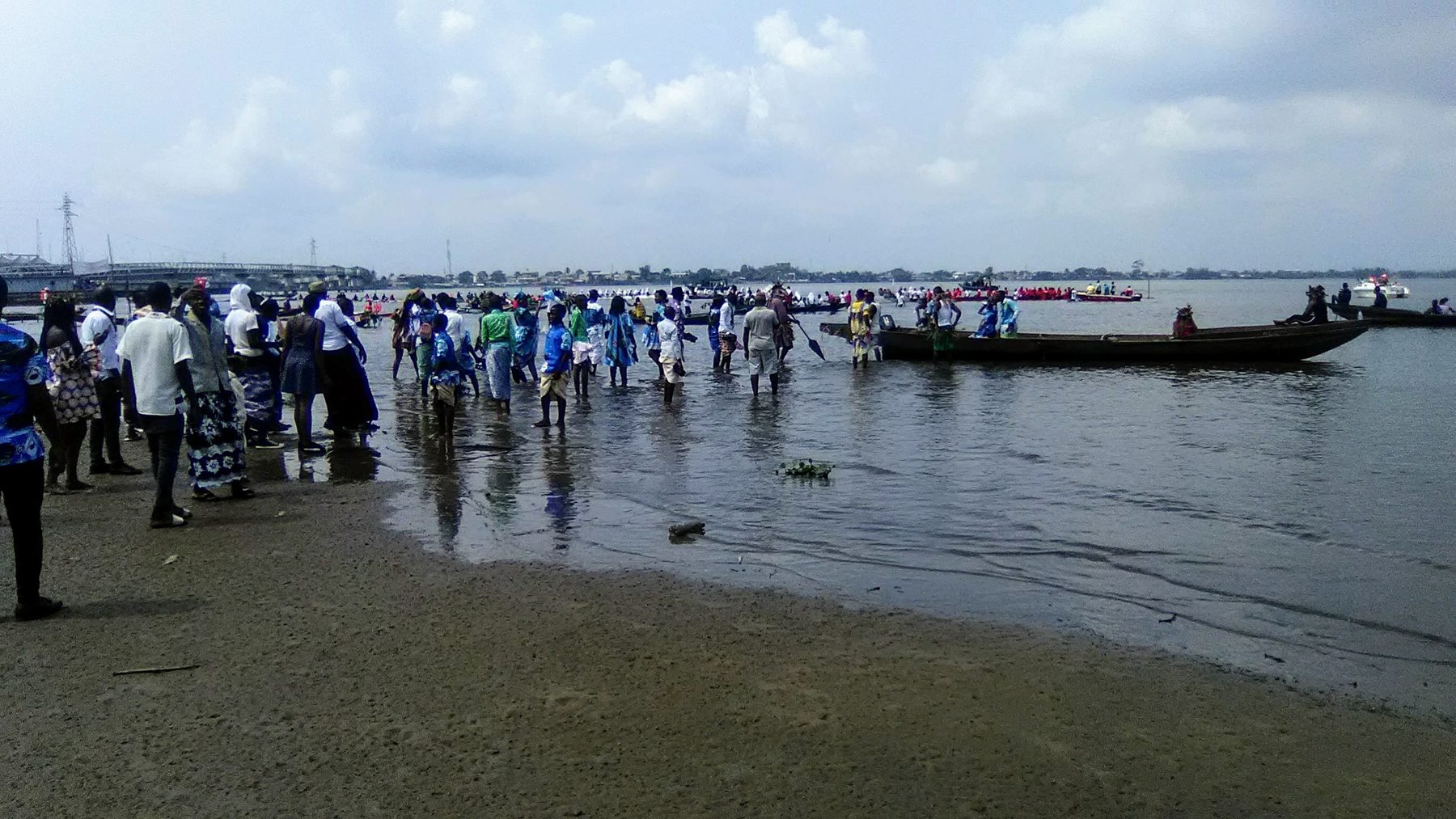 A gathering on the banks of the Wouri, in Douala.